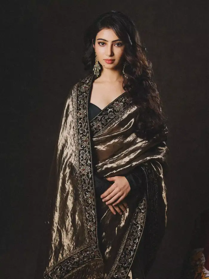 कस्टम साड़ी पहन छा गईं सारा