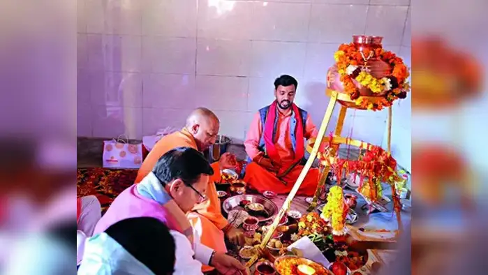 उतराखंड स्थित पैतृक गांव पहुंचे मुख्यमंत्री योगी उतराखंड स्थित पैतृक गांव पहुंचे मुख्यमंत्री योगी