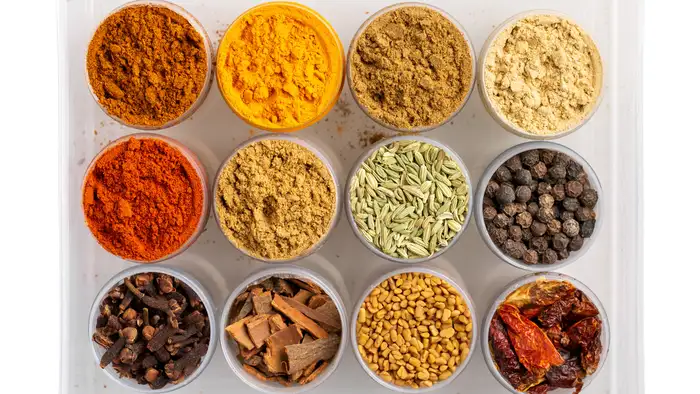 चटपटे और सूखे मसालों का मिश्रण    