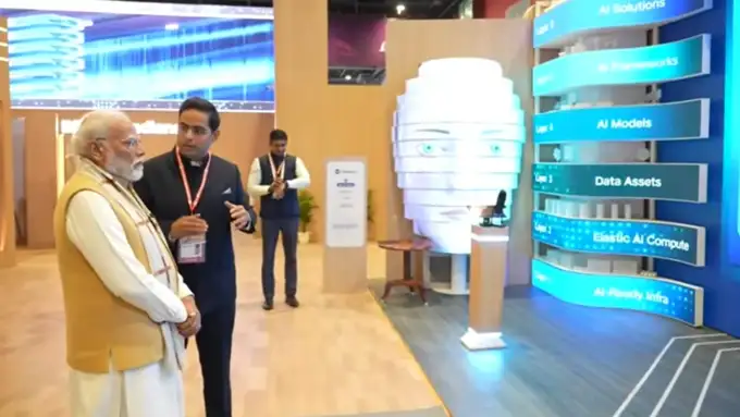 PM Modi पहुंचे Jio के पवेल‍ियन, आकाश अंबानी ने द‍िखाई तकनीक 