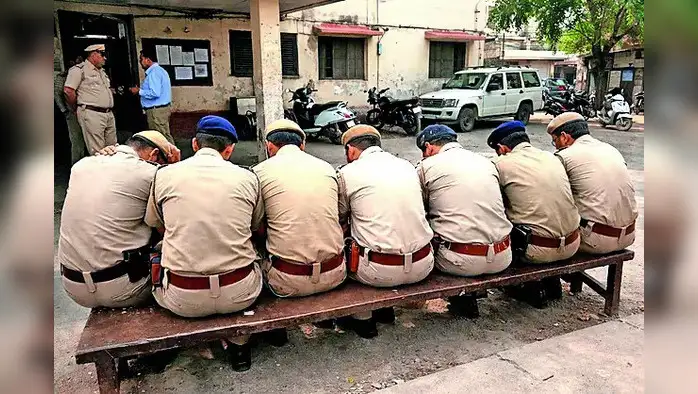 कबाड़ी से वसूली मामले में दोषी पाए गए आठ पुलिसकर्मी सस्पेंड कबाड़ी से वसूली मामले में दोषी पाए गए आठ पुलिसकर्मी सस्पेंड