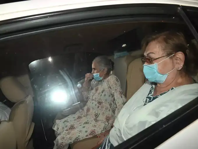 सलीम साहब की दोनों पत्&zwj;न&zwj;ियां भी देर रात अस्&zwj;पताल मिलने के लिए पहुंची थीं