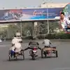 नोएडा की सड़क पर दिखा 'अजय देवगन 2.0', बाइक चलाते हुए दोनों पैरों से ...