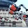 Video: ये कल्‍पना नहीं सच्‍चाई है! चीन में मंदिर के बाहर जमा हुए दर्जनों इंसानी रोबोटों ने दिखाए मार्शल आर्ट मूव्‍स, गजब नजारा