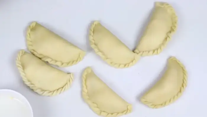 गुजिया का आकार देना  