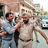 पुलिसकर्मी पर हमला, वर्दी फाड़ने का आरोप