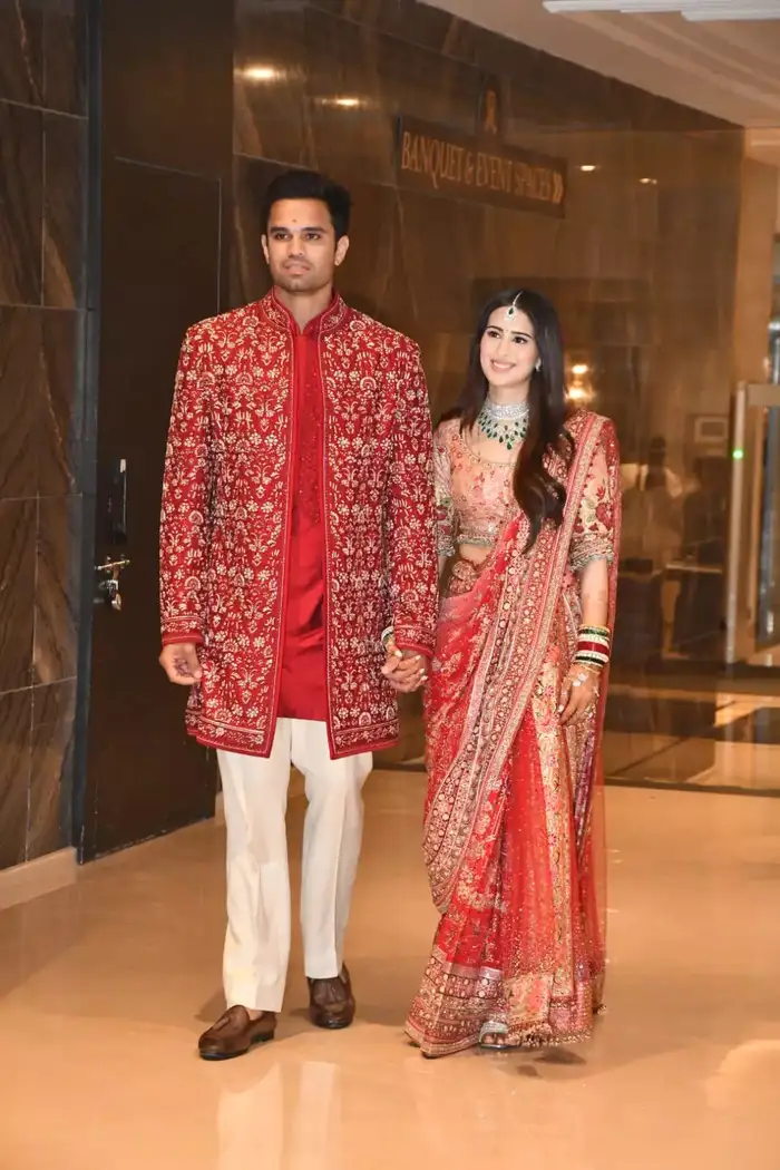 लाल साड़ी में रॉयल लगा सानिया का अंदाज