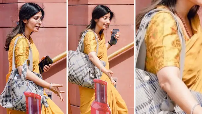 पीली साड़ी में दिखीं डिंपल