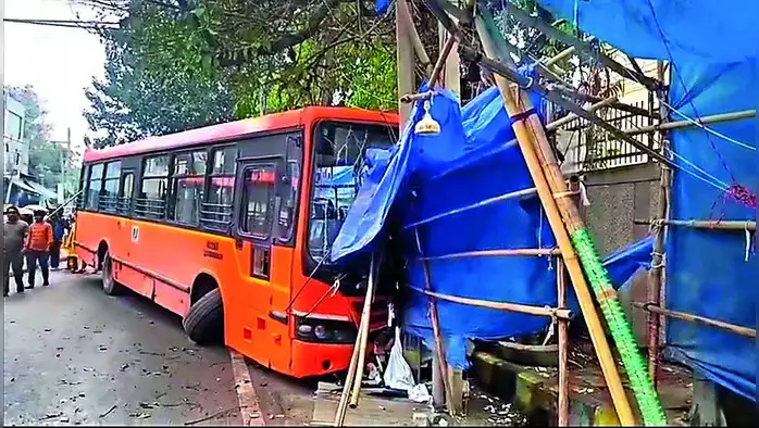 ट्रॉले में घुसी बाइक, नाबालिग की मौत ट्रॉले में घुसी बाइक, नाबालिग की मौत