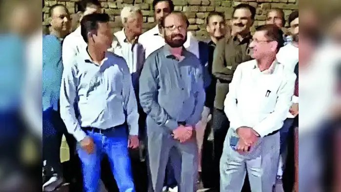 करनाल में दीवार तोड़ने पहुंची निगम की टीम, हंगामा करनाल में दीवार तोड़ने पहुंची निगम की टीम, हंगामा