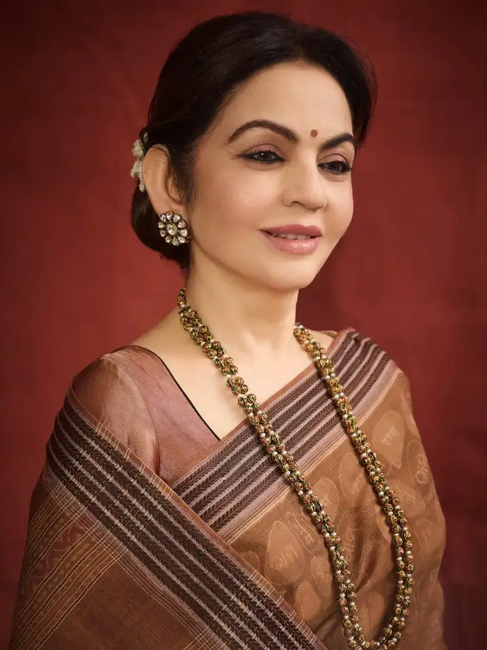 साड़ी हाइलाइट करने के लिए ब्लाउज को रखा सिंपल