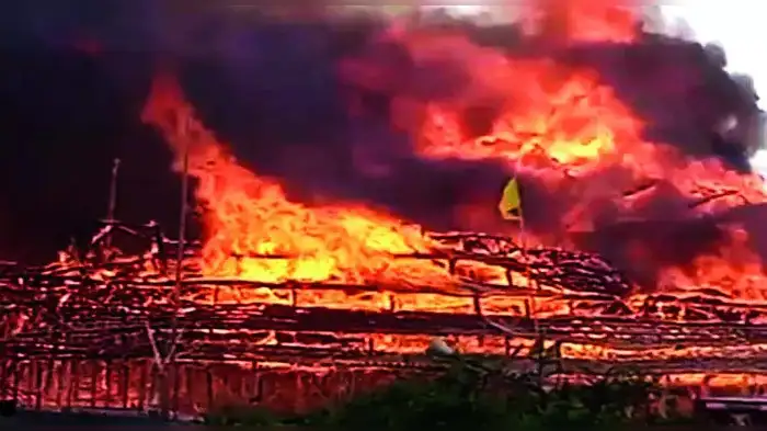 अयोध्या: सरयू तट पर चल रहे महायज्ञ के पंडाल में लगी आग अयोध्या: सरयू तट पर चल रहे महायज्ञ के पंडाल में लगी आग