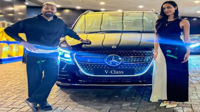 हार्दिक पांड्या ने गर्लफ्रेंड महीका शर्मा को गिफ्ट की डेढ़ करोड़ की Mercedes V-Class, हाल ही में खरीदी थी 12 करोड़ की फेरारी हार्दिक पांड्या ने गर्लफ्रेंड महीका शर्मा को गिफ्ट की डेढ़ करोड़ की Mercedes V-Class, हाल ही में खरीदी थी 12 करोड़ की फेरारी