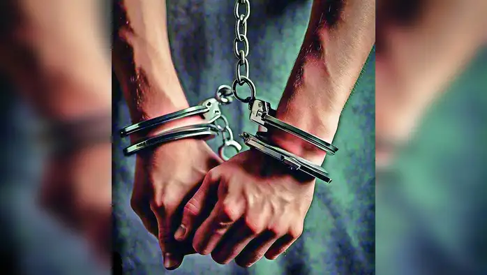 पीलीभीत में खंभे से बांधकर युवक को पीटा, दो गिरफ्तार पीलीभीत में खंभे से बांधकर युवक को पीटा, दो गिरफ्तार