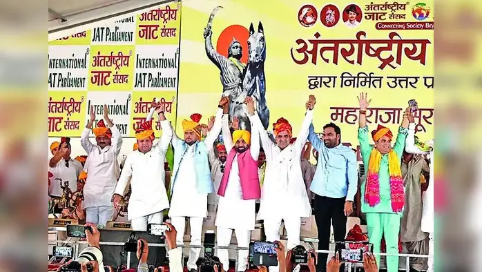 महाराजा सूरजमल की प्रतिमा से जाट शब्द हटाने पर हंगामा महाराजा सूरजमल की प्रतिमा से जाट शब्द हटाने पर हंगामा