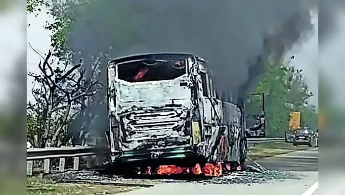 यमुना एक्सप्रेस-वे पर बस में लगी आग, सभी सुरक्षित यमुना एक्सप्रेस-वे पर बस में लगी आग, सभी सुरक्षित