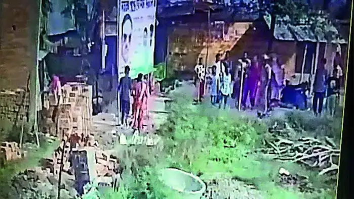 झूठी सूचना देकर पुलिस को बुलाया, कार्रवाई से इनकार पर पीटा, फाड़ दी वर्दी झूठी सूचना देकर पुलिस को बुलाया, कार्रवाई से इनकार पर पीटा, फाड़ दी वर्दी