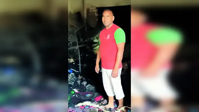 टेंट गोदाम में लगी आग, पड़ोसियों ने दूसरी मंजिल से परिवार को निकाला टेंट गोदाम में लगी आग, पड़ोसियों ने दूसरी मंजिल से परिवार को निकाला