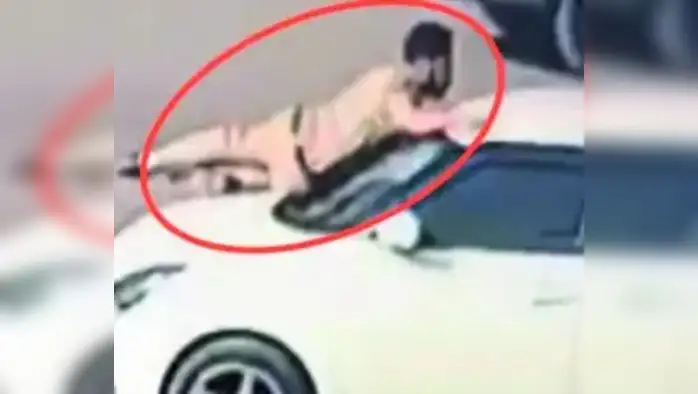 बिना नंबर प्लेट की कार ने पुलिसकर्मी को मारी टक्कर, बोनट पर लटकाया, घसीटा बिना नंबर प्लेट की कार ने पुलिसकर्मी को मारी टक्कर, बोनट पर लटकाया, घसीटा