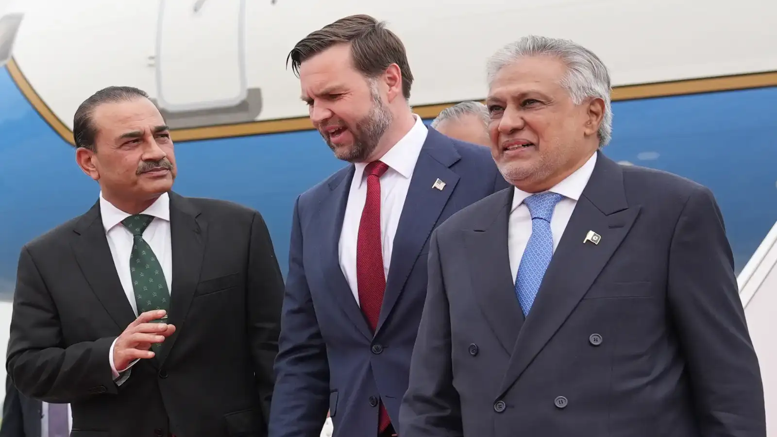 US-Iran War Ceasefire News Live: ईरान के आगे झुका अमेरिका, जेडी वेंस पहुंचे पाकिस्‍तान, असीम मुनीर और इशाक डार ने किया स्‍वागत - us israel iran ceasefire live updates mohammad ...