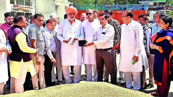 कृषि मंत्री बोले, किसानों की मेहनत रंग लाएगी कृषि मंत्री बोले, किसानों की मेहनत रंग लाएगी