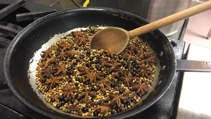 खुशबूदार अचारी मसाला तैयार करें