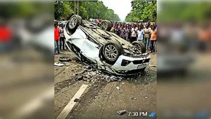 तेज़ रफ्तार कार पलटी, ट्रांसपोर्टर की मौत तेज़ रफ्तार कार पलटी, ट्रांसपोर्टर की मौत