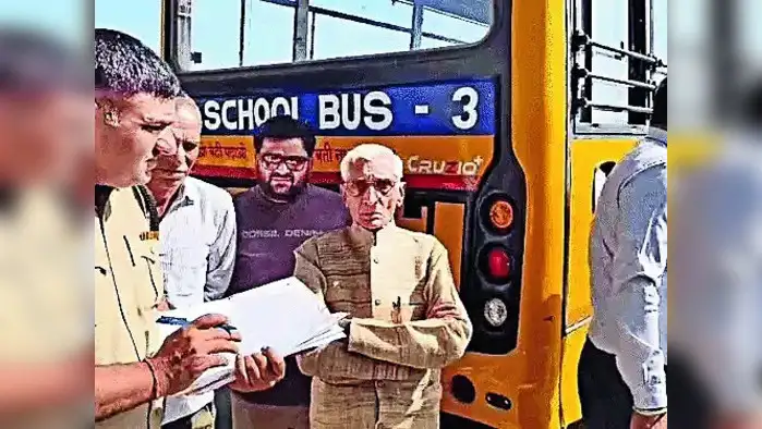 स्कूल बस से कुचल कर दो भाइयों की मौत स्कूल बस से कुचल कर दो भाइयों की मौत