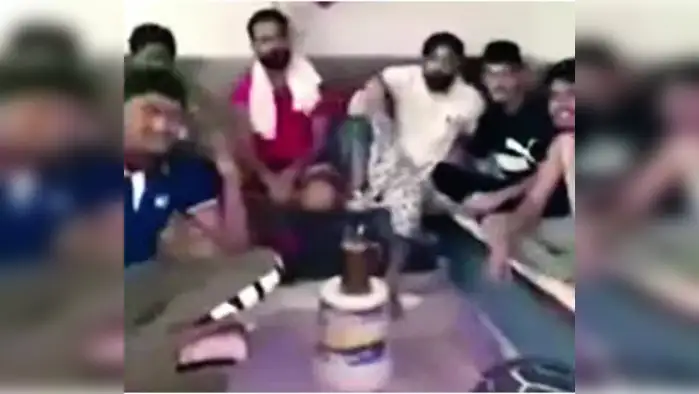 जेल में हुक्का पीते दिखे गैंगस्टर, विडियो वायरल जेल में हुक्का पीते दिखे गैंगस्टर, विडियो वायरल