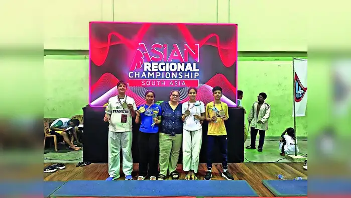 बिजली इन्फ्रास्ट्रक्चर को सुधारन के लिए खोदे गड्ढे भरना भूले, हो रही दिक्कत बिजली इन्फ्रास्ट्रक्चर को सुधारन के लिए खोदे गड्ढे भरना भूले, हो रही दिक्कत