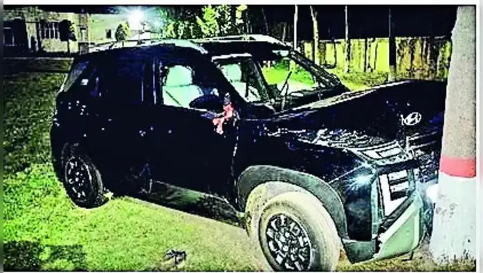 पेड़ से टकराई कार, मां-बेटी की मौत पेड़ से टकराई कार, मां-बेटी की मौत