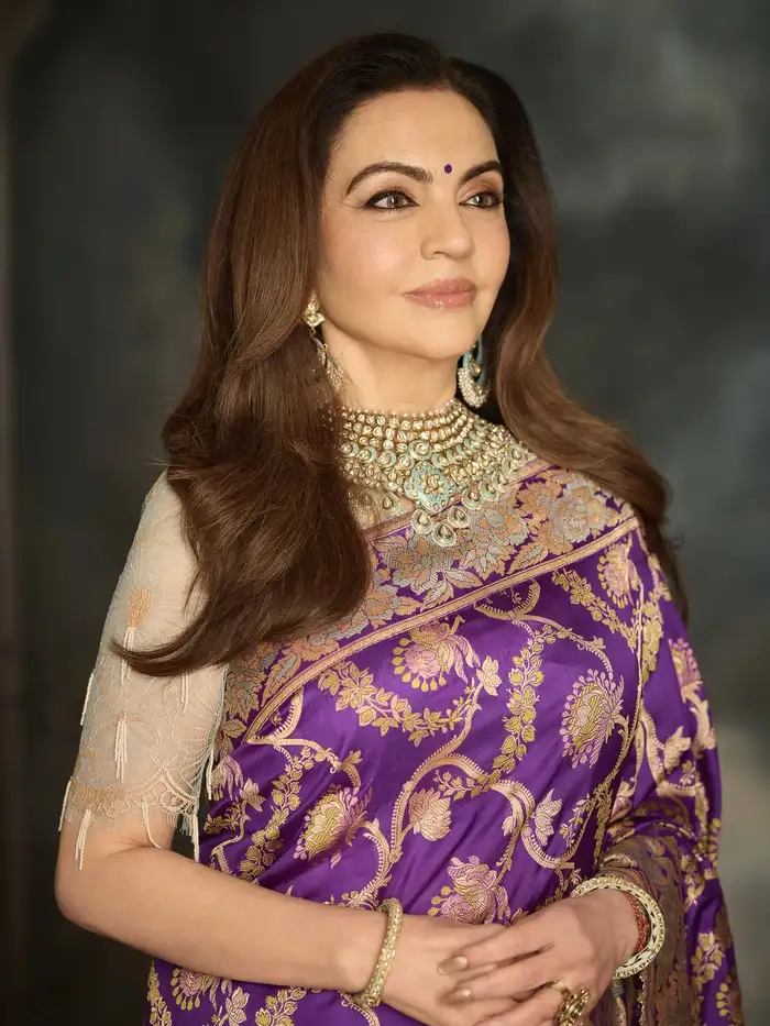 लेस वाला ब्लाउज है लुक का यूनिक एलिमेंट