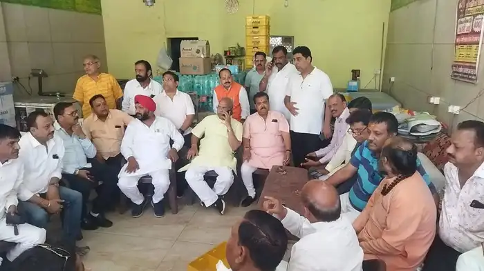 Meerut News मेरठ सेंट्रल मार्केट संकट: व्यापारियों ने खोला मोर्चा, SIT जांच और अफसरों के घर पर बुलडोजर कार्रवाई की उठी मांग