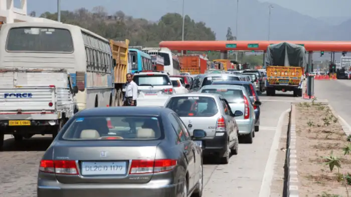National highway toll news rules नेशनल हाईवे पर चलाई ओवरलोड गाड़ी तो दो से चार गुना अधिक देना होगा चार्ज, नए नियम 15 अप्रैल से लागू