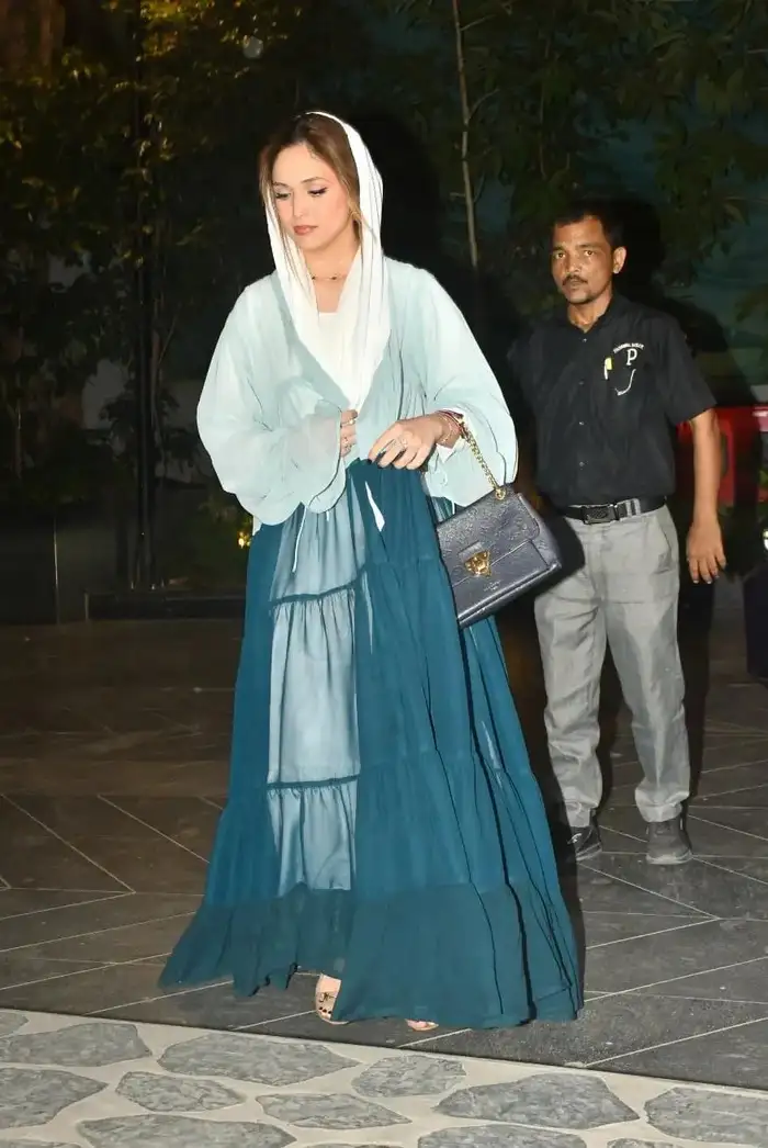 हाथ में दिखा ₹2,78,000 का लग्जरी बैग