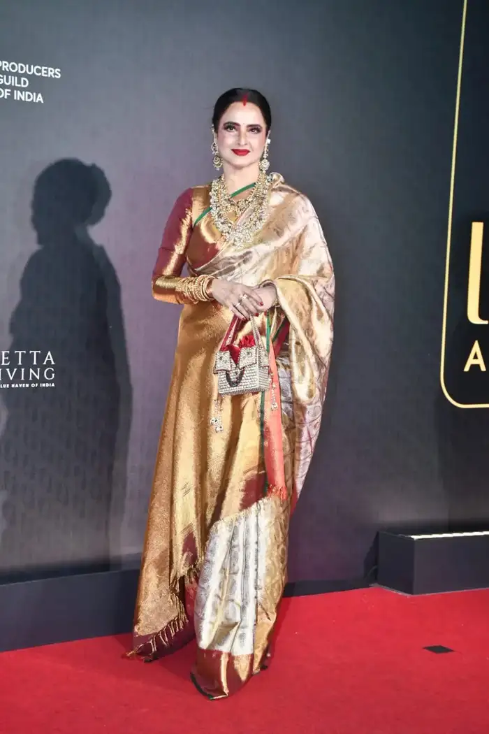 खूबसूरत लगा रेखा का देसी रूप