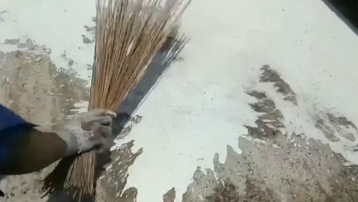 छत की तैयारी और पहला कोट