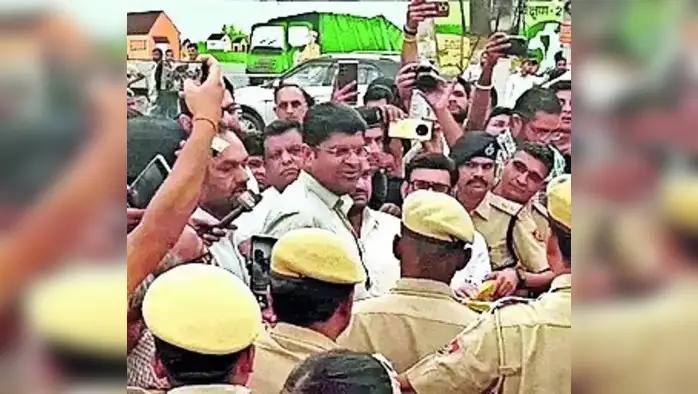 यूनिवर्सिटी में बवाल, JJP नेताओं पर FIR से हंगामा यूनिवर्सिटी में बवाल, JJP नेताओं पर FIR से हंगामा