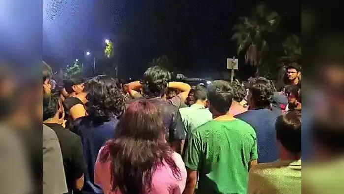 छात्रा की खुदकुशी के बाद NIT में हंगामा, प्रदर्शन छात्रा की खुदकुशी के बाद NIT में हंगामा, प्रदर्शन