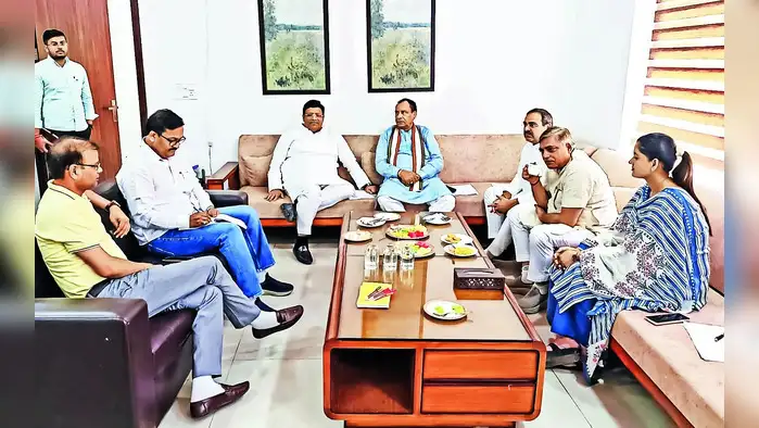 विष्णु गार्डन एरिया में घरों से नहीं उठ रहा कूड़ा, इलाके में लगे गंदगी के ढेर विष्णु गार्डन एरिया में घरों से नहीं उठ रहा कूड़ा, इलाके में लगे गंदगी के ढेर