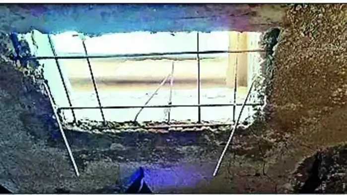 आगरा में छत काटकर घर से 27 किलो चांदी लूट ले गए बदमाश आगरा में छत काटकर घर से 27 किलो चांदी लूट ले गए बदमाश