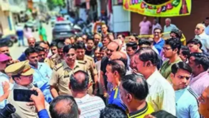 धरना खत्म कराने पहुंची पुलिस, हंगामा धरना खत्म कराने पहुंची पुलिस, हंगामा