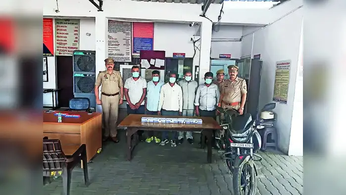 ठगी गैंग के पांच गुर्गे अरेस्ट, 84 हज़ार कैश और बाइक बरामद ठगी गैंग के पांच गुर्गे अरेस्ट, 84 हज़ार कैश और बाइक बरामद