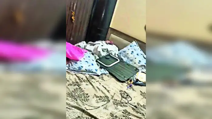 वाहन के इंतज़ार में खड़े दो लोगों को कार ने कुचला, एक की मौत, दूसरा घायल वाहन के इंतज़ार में खड़े दो लोगों को कार ने कुचला, एक की मौत, दूसरा घायल