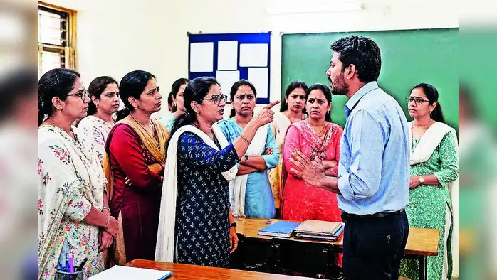 स्कूल में महिला स्टाफ कर्मियों ने टीचर पर लगाए गंभीर आरोप स्कूल में महिला स्टाफ कर्मियों ने टीचर पर लगाए गंभीर आरोप