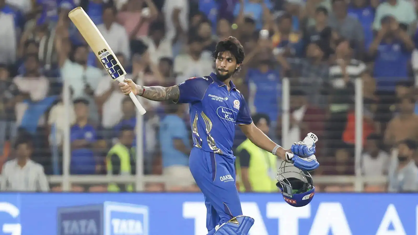 तिलक वर्मा शतक लगाते हुए