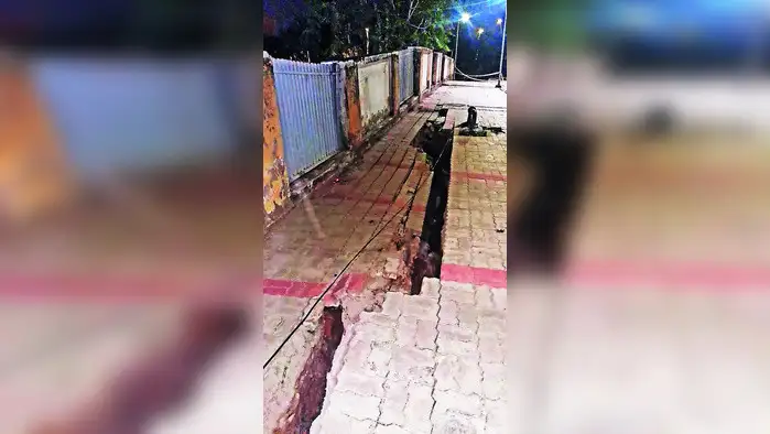 तेजस का एसी फेल, कोच भी गंदा तेजस का एसी फेल, कोच भी गंदा