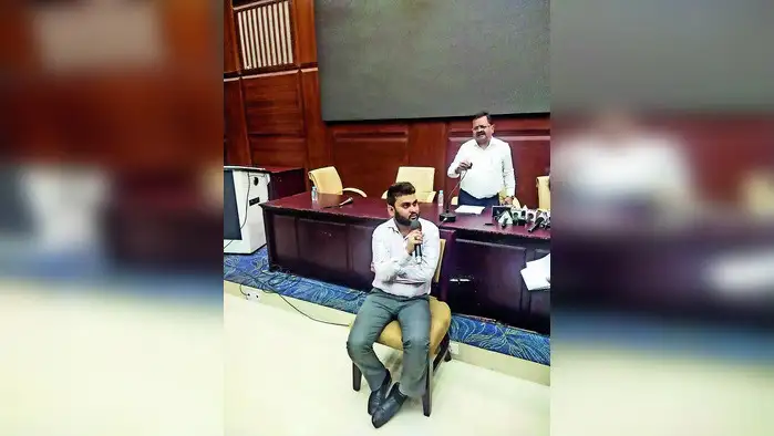 केशवनगर के गल्ला गोदाम में लगी आग केशवनगर के गल्ला गोदाम में लगी आग