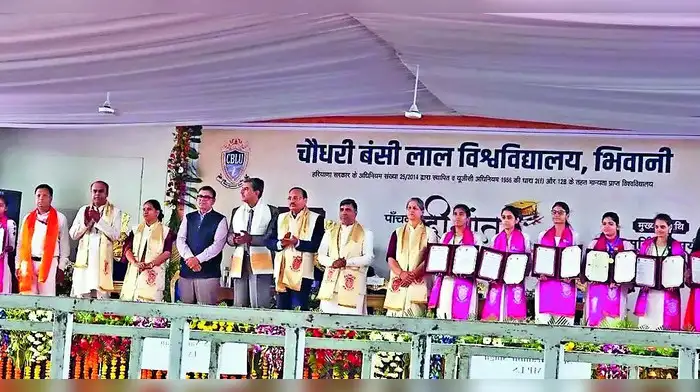 CJI ने मेधावी छात्रों को बांटीं डिग्रियां और मेडल CJI ने मेधावी छात्रों को बांटीं डिग्रियां और मेडल