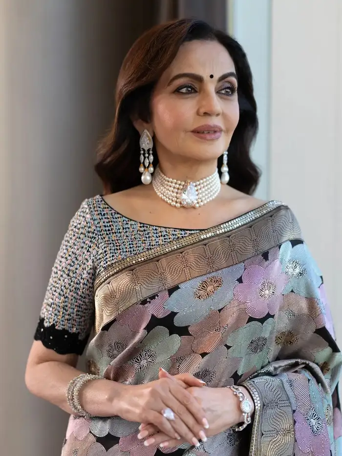 मनीष मल्होत्रा का कस्टम ब्लाउज किया पेयर